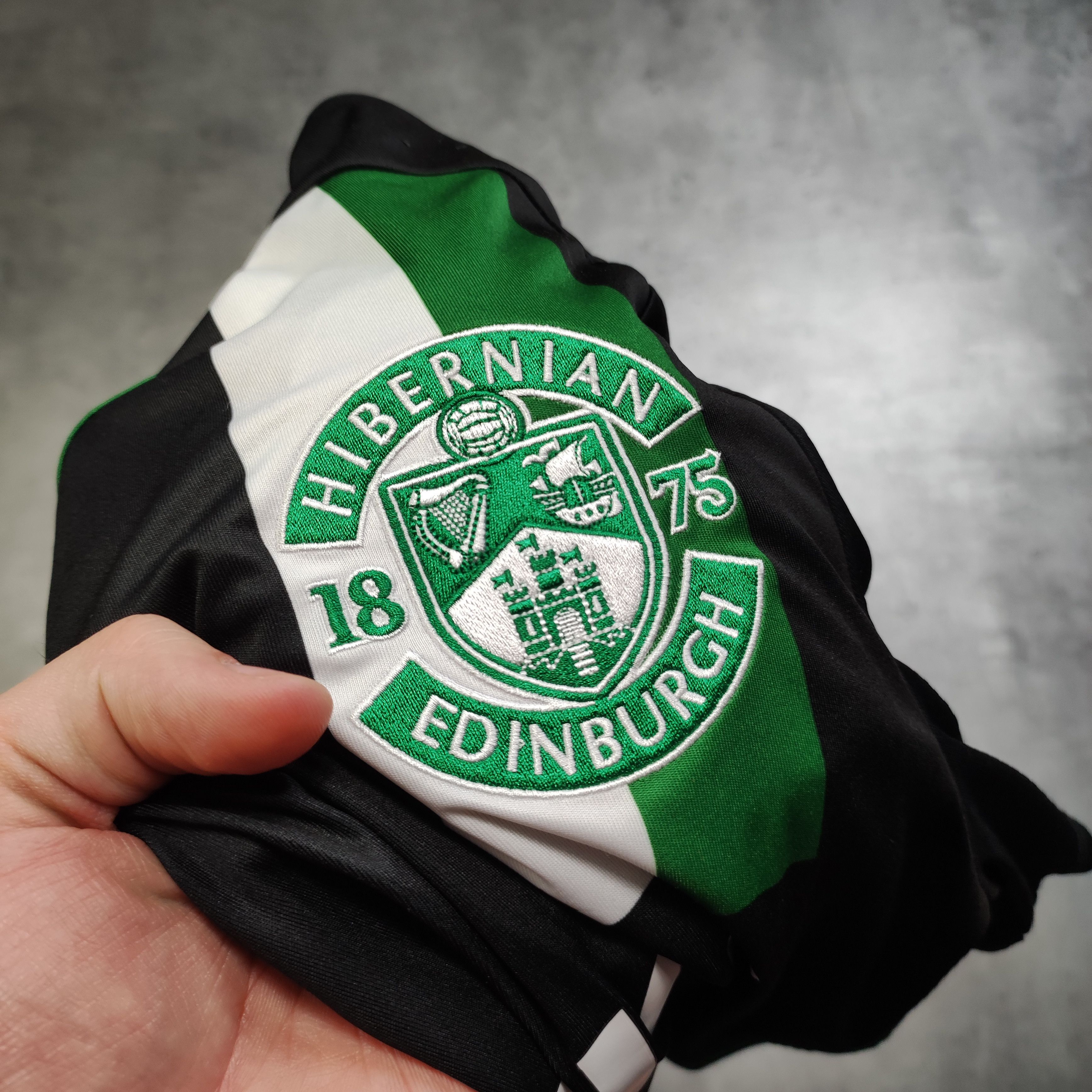 Vintage RARE Scottlish League Hibernian Edinburgh Macron Jersey Size US L / EU 52-54 / 3 - 6 Thumbnail