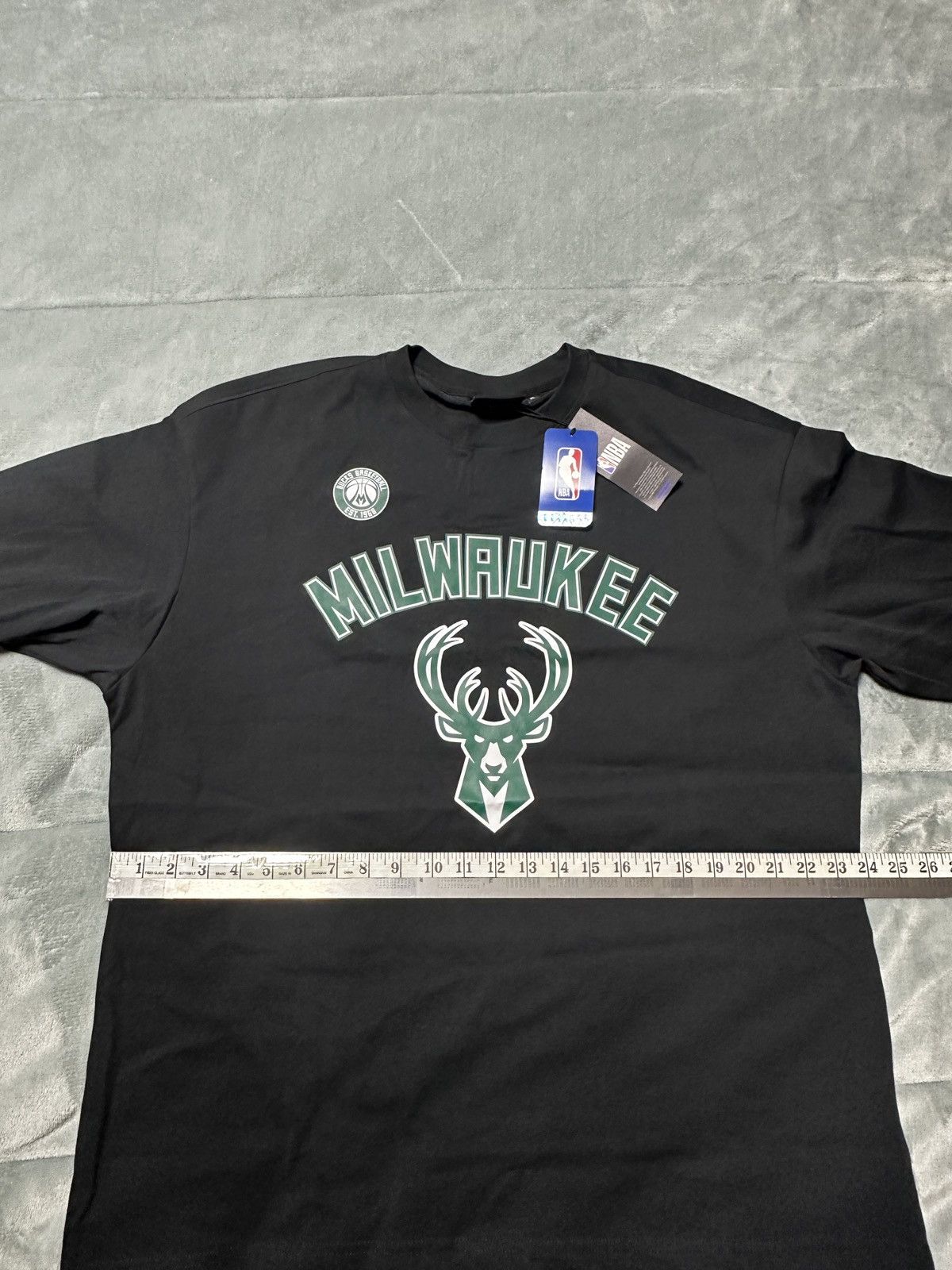 NBA New Milwaukee Bucks NBA Team Nike T-Shirt Size XL MEN Size US XL / EU 56 / 4 - 2 Thumbnail