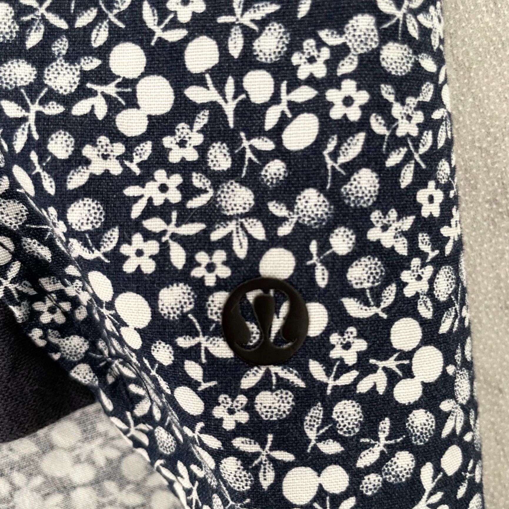 Lululemon VINTAGE Lululemon Shirt Mens Short Sleeve Button Up Adult Medium Blue Floral Casual Size US M / EU 48-50 / 2 - 4 Thumbnail
