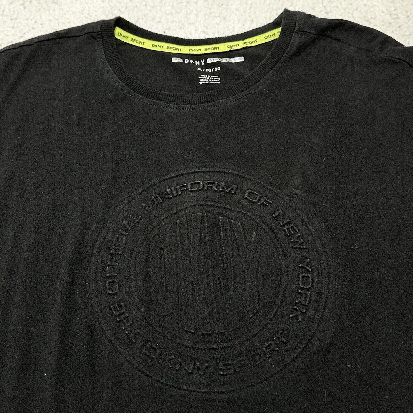 DKNY DKNY XL Short Sleeve TShirt Textured Logo Black Crewneck Tee Size US XL / EU 56 / 4 - 2 Thumbnail