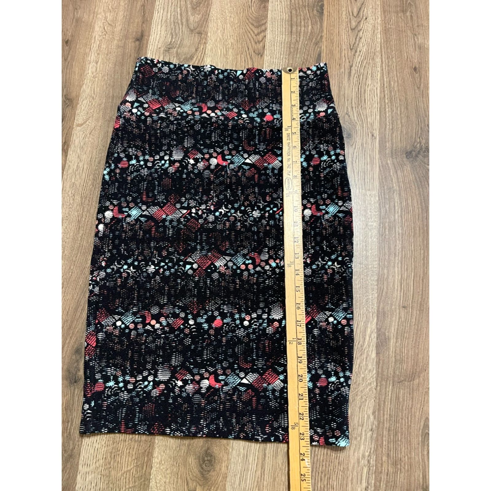 Vintage LuLaRoe Skirt Women XS Black Blue Red White Pull On Knee Length Straight Pencil Casual Size 26" / US 2 / IT 38 - 5 Thumbnail