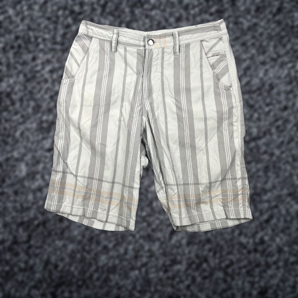 Lululemon Lululemon Shorts Mens 32 Gray White Striped Casual Golf Lightweight Chino Size US 32 / EU 48 - 1 Thumbnail