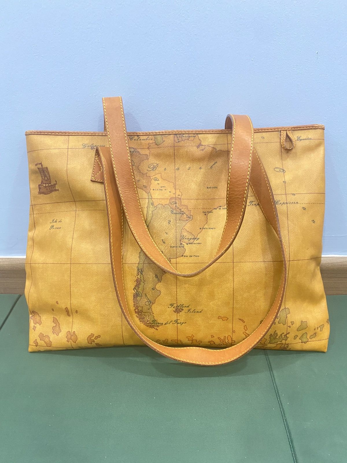 Alviero Martini Shoulder Bag in Beige, Women's