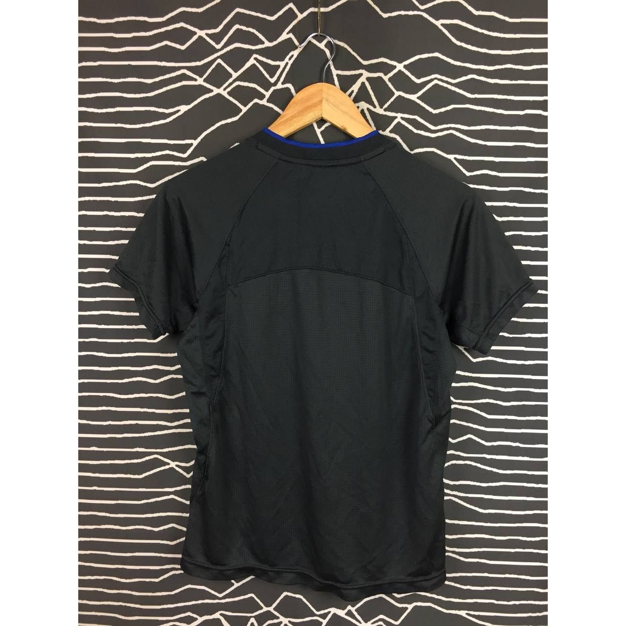 Japanese Brand × Uniqlo Uniqlo Body Tech V-Neck Activewear Jersey Size S Size US S / EU 44-46 / 1 - 5 Thumbnail