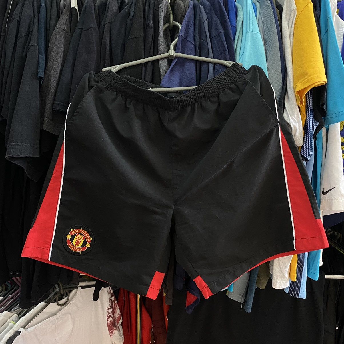 Vintage Vintage Manchester United Small Logo Offical team shorts Size US 34 / EU 50 - 1 Thumbnail