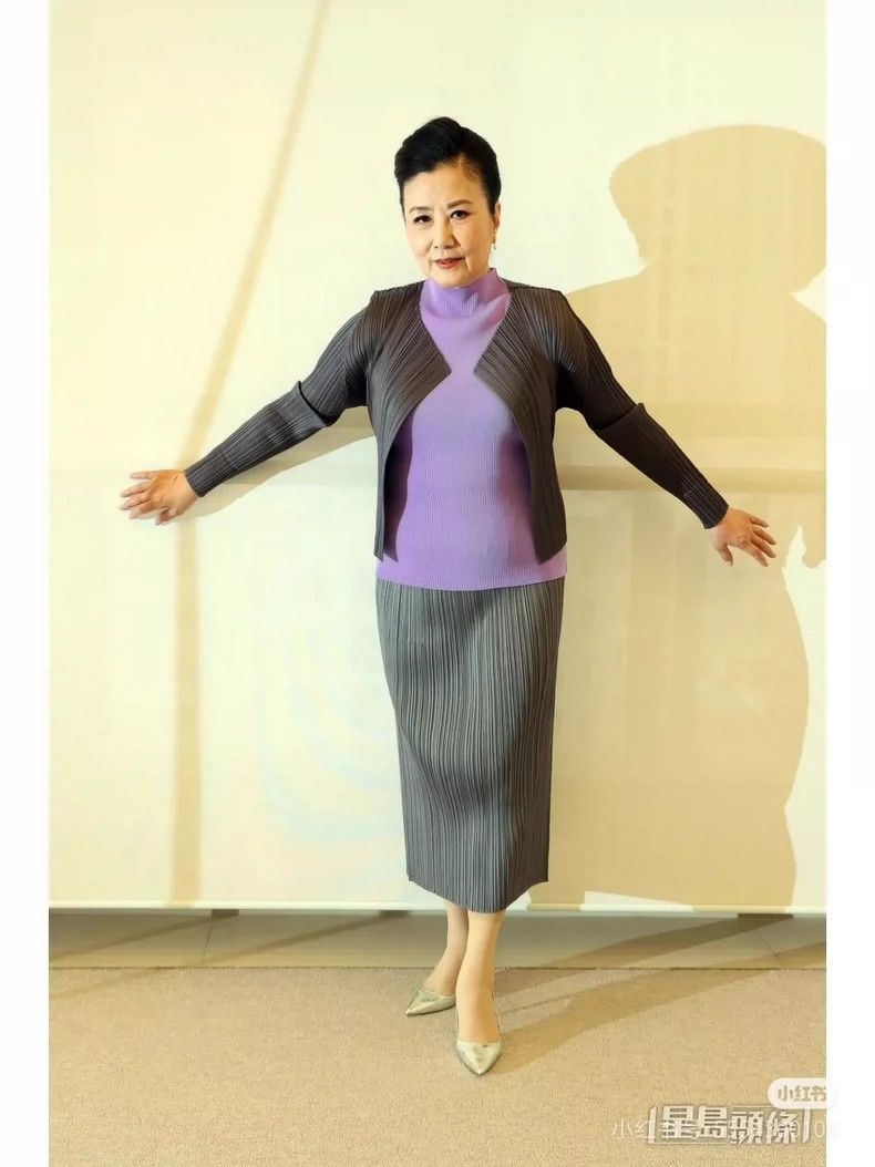 Issey Miyake Issey Miyake size:one size A dark grey pleated skirt Size 23" - 1 Thumbnail