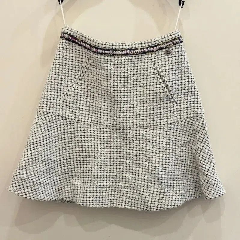 Chanel Chanel White Tweed Skirt XS . Size 23" - 1 Thumbnail