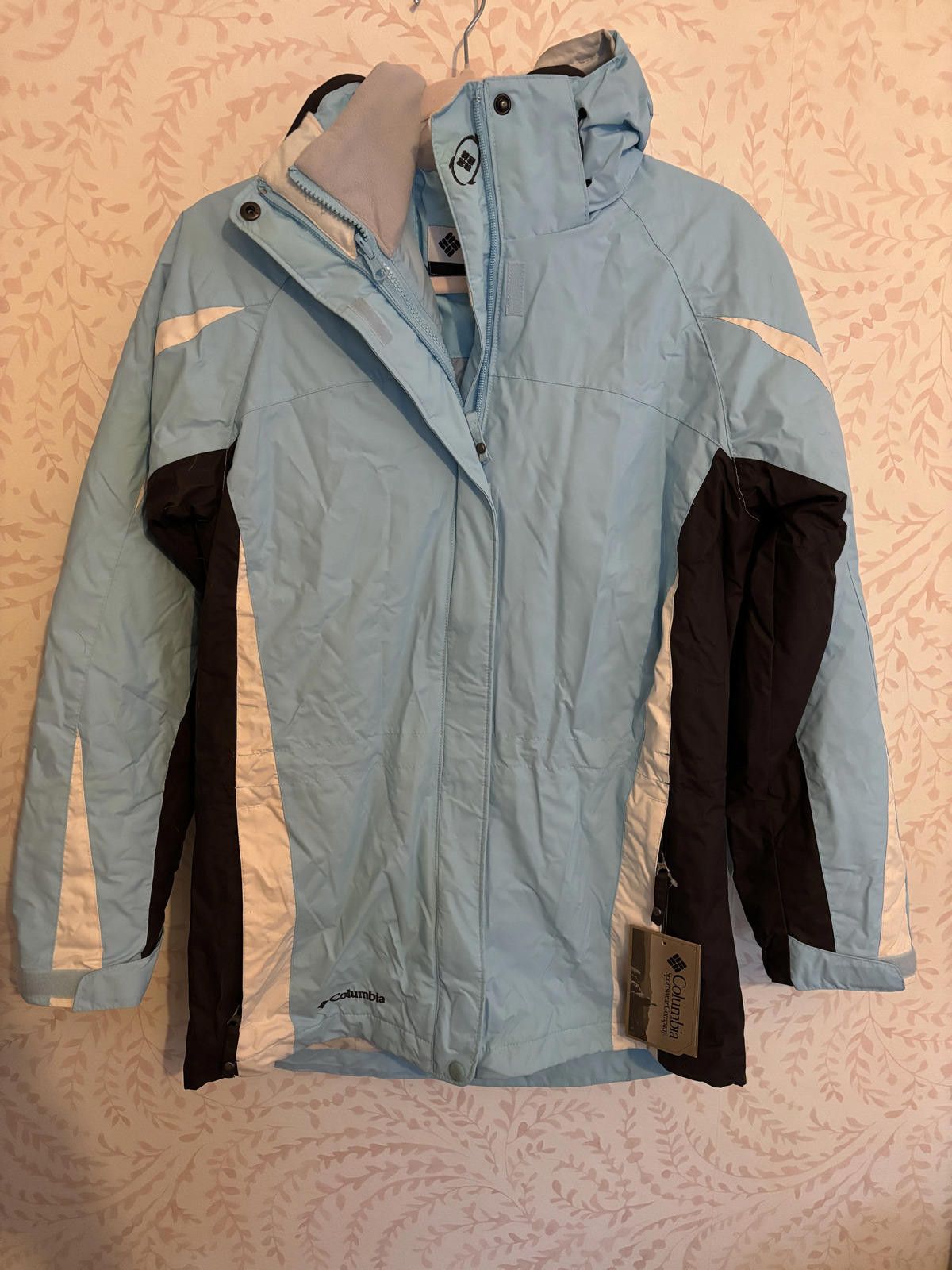 Columbia NWT Columbia Women's Light Blue and Black Waterproof Jacket Size M / US 6-8 / IT 42-44 - 1 Thumbnail