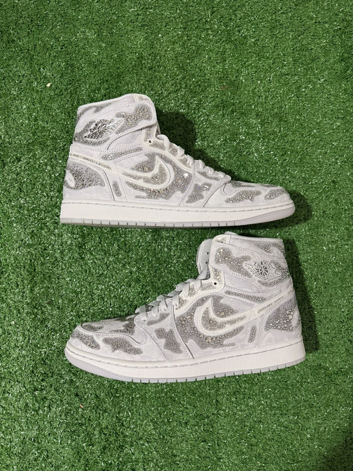 Jordan Brand WMNS AIR JORDAN 1 RETRO HI OG “Swarovski Vast Grey W13” Size US 12 / IT 42 - 1 Thumbnail