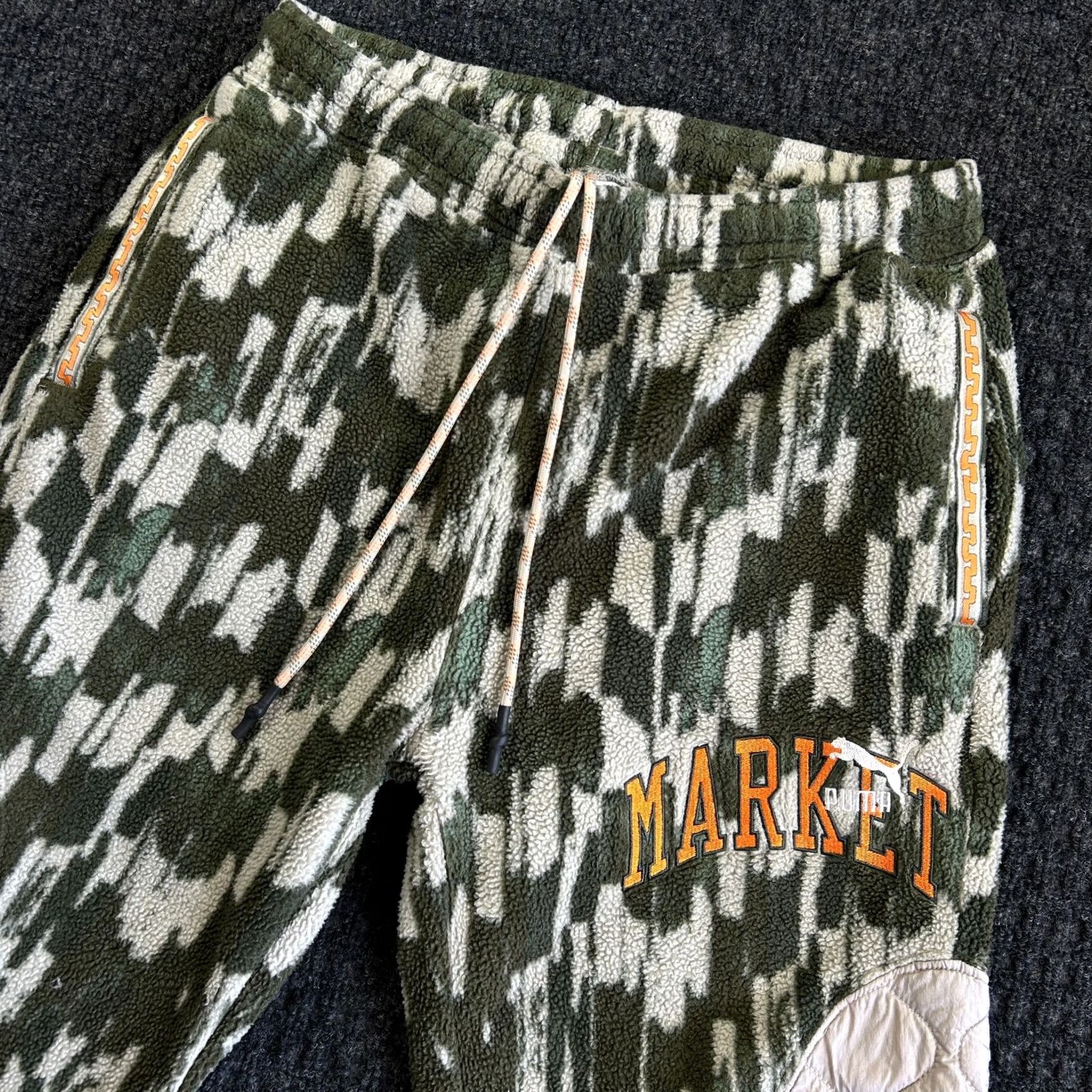 Puma Puma x Market Camo Joggers Sweatpants Quilted Green Orange M Men Pants Inseam 24" Fleece Streetwear Elastic Waist Pockets Hemmed Size M Color Green Size US 31 - 2 Thumbnail