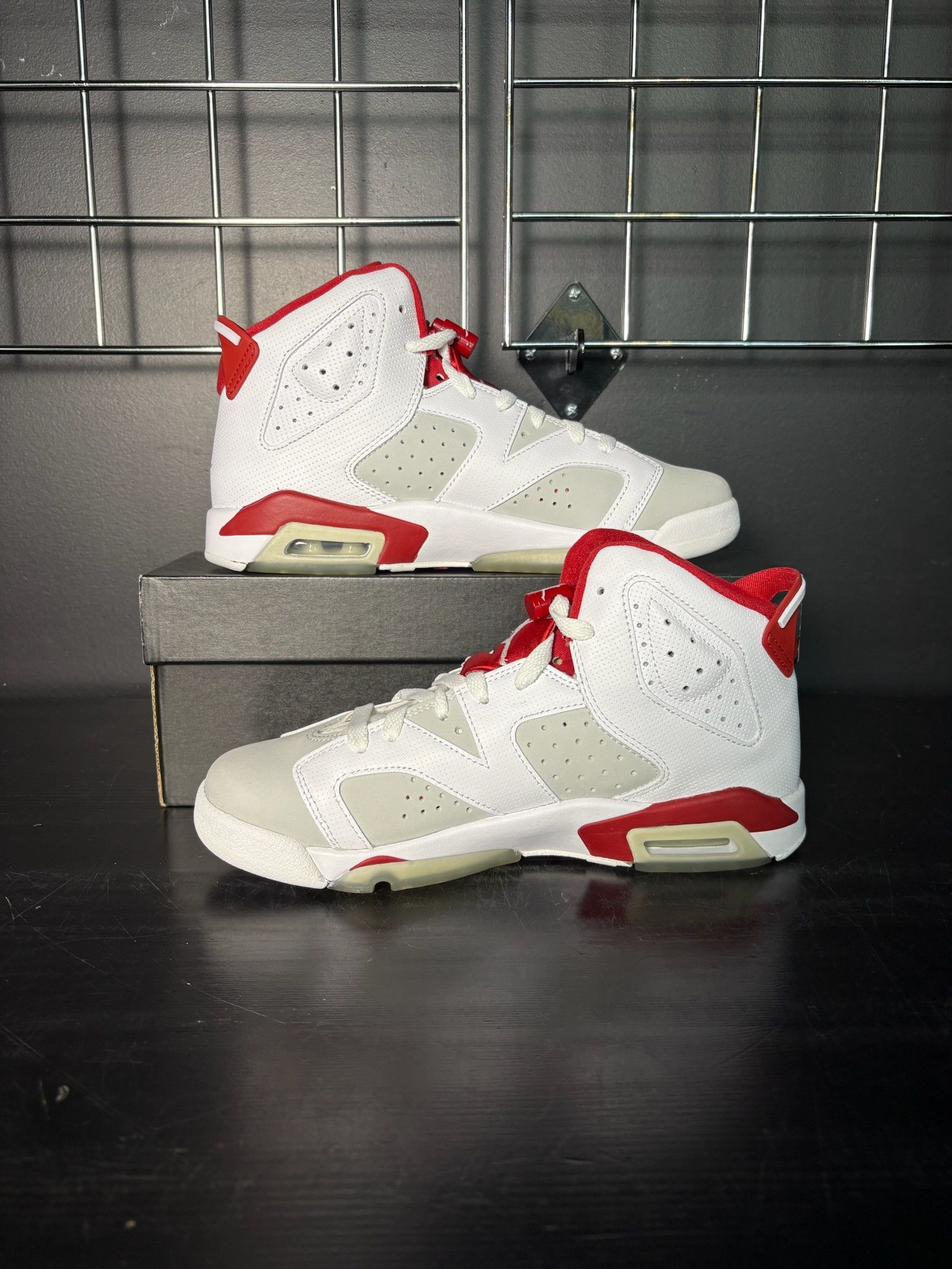 Jordan Brand Air Jordan 6 Retro "Alternate Hare" (GS) - Size 7 Size US 7 / EU 40 - 2 Thumbnail