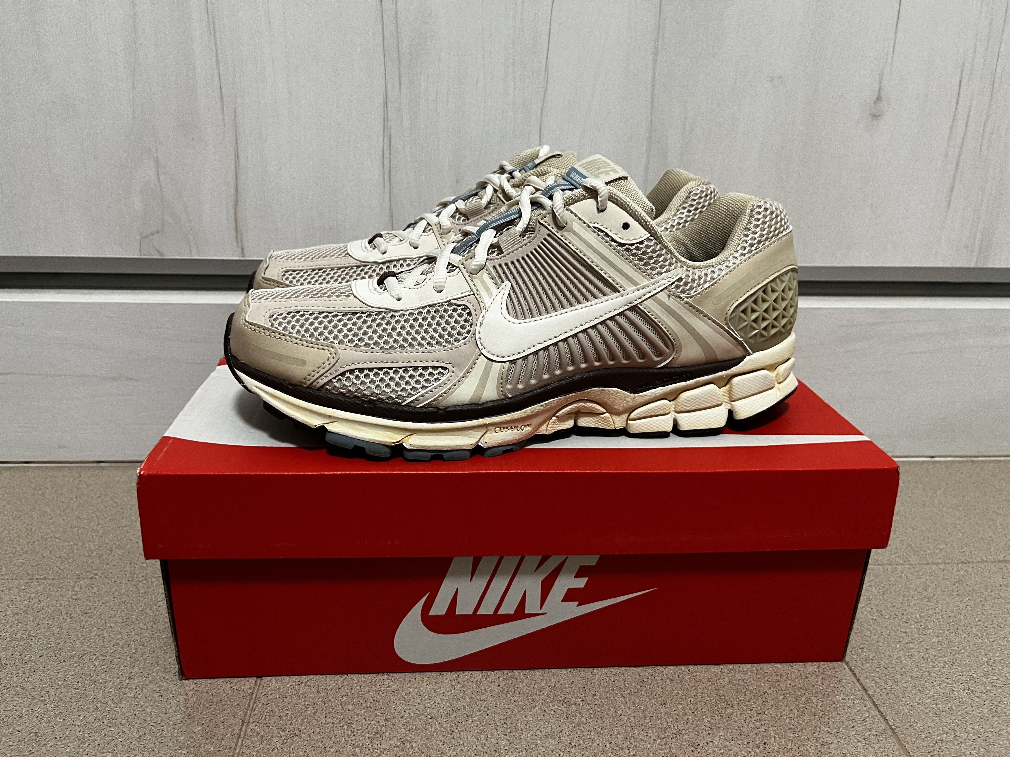 Nike Nike Zoom Vomero 5 Oatmeal Size US 11.5 / EU 44-45 - 1 Thumbnail