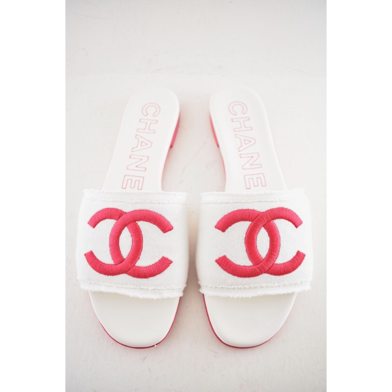 Chanel Chanel 24C White Fuchsia Pink CC Logo Fabric Knit Mule Size US 10 / IT 40 - 10 Thumbnail