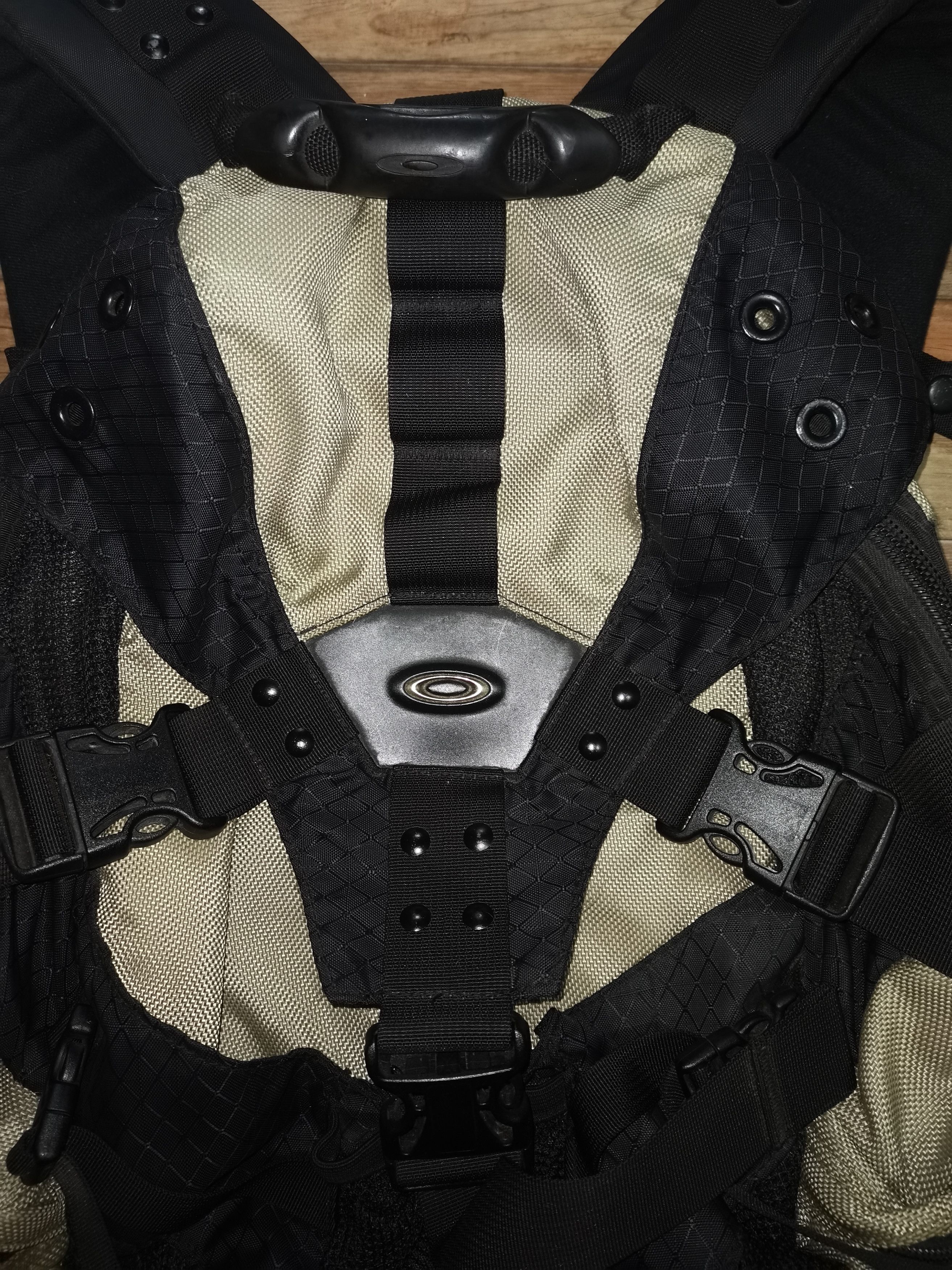 Oakley × Vintage 2000s Oakley Icon 2.0 Backpack Vintage Bag Sandbag Tactical Size ONE SIZE - 2 Thumbnail