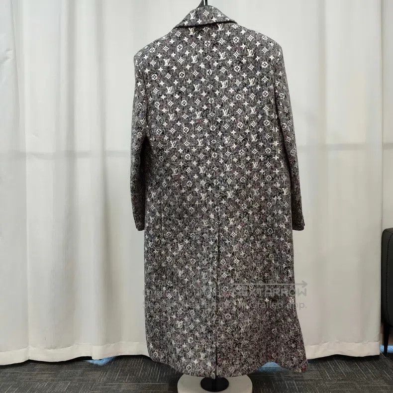 Louis Vuitton Louis Vuitton Wool full-print single-breasted coat Size US M / EU 48-50 / 2 - 2 Thumbnail