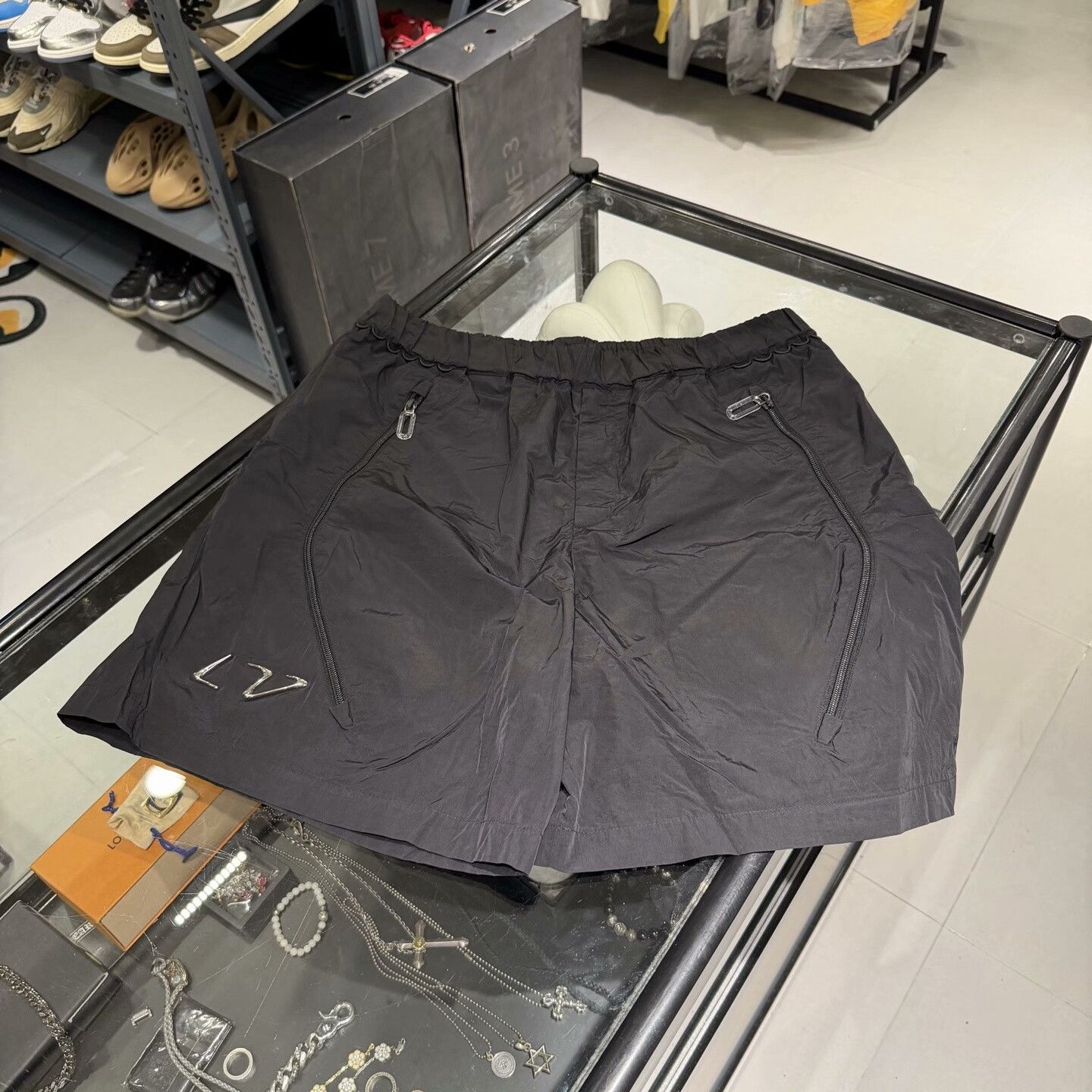 Louis Vuitton Louis Vuitton 2054 Nylon Casual Shorts Size US 30 / EU 46 - 1 Thumbnail