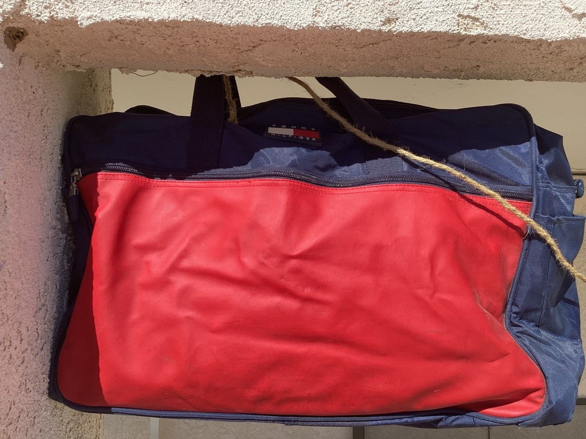 Tommy Hilfiger × Vintage Vintage 90s Tommy Hilfiger larger side duffel/luggage piece Size ONE SIZE - 4 Thumbnail
