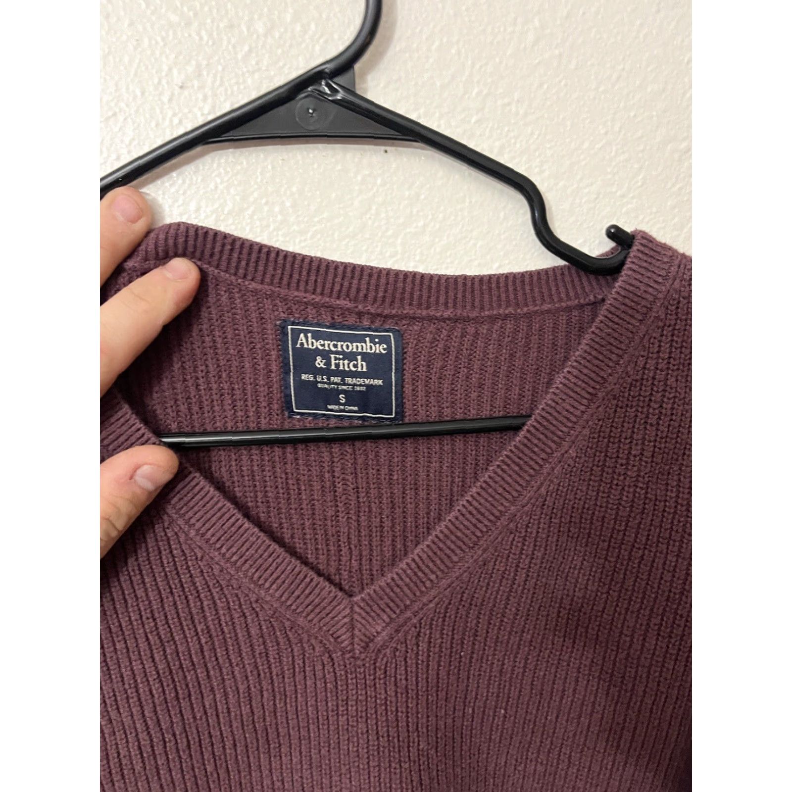 Abercrombie & Fitch Womens Abercrombie & Fitch Ribbed Maroon Knit V-Neck Sweater Size Small Size S / US 4 / IT 40 - 2 Thumbnail