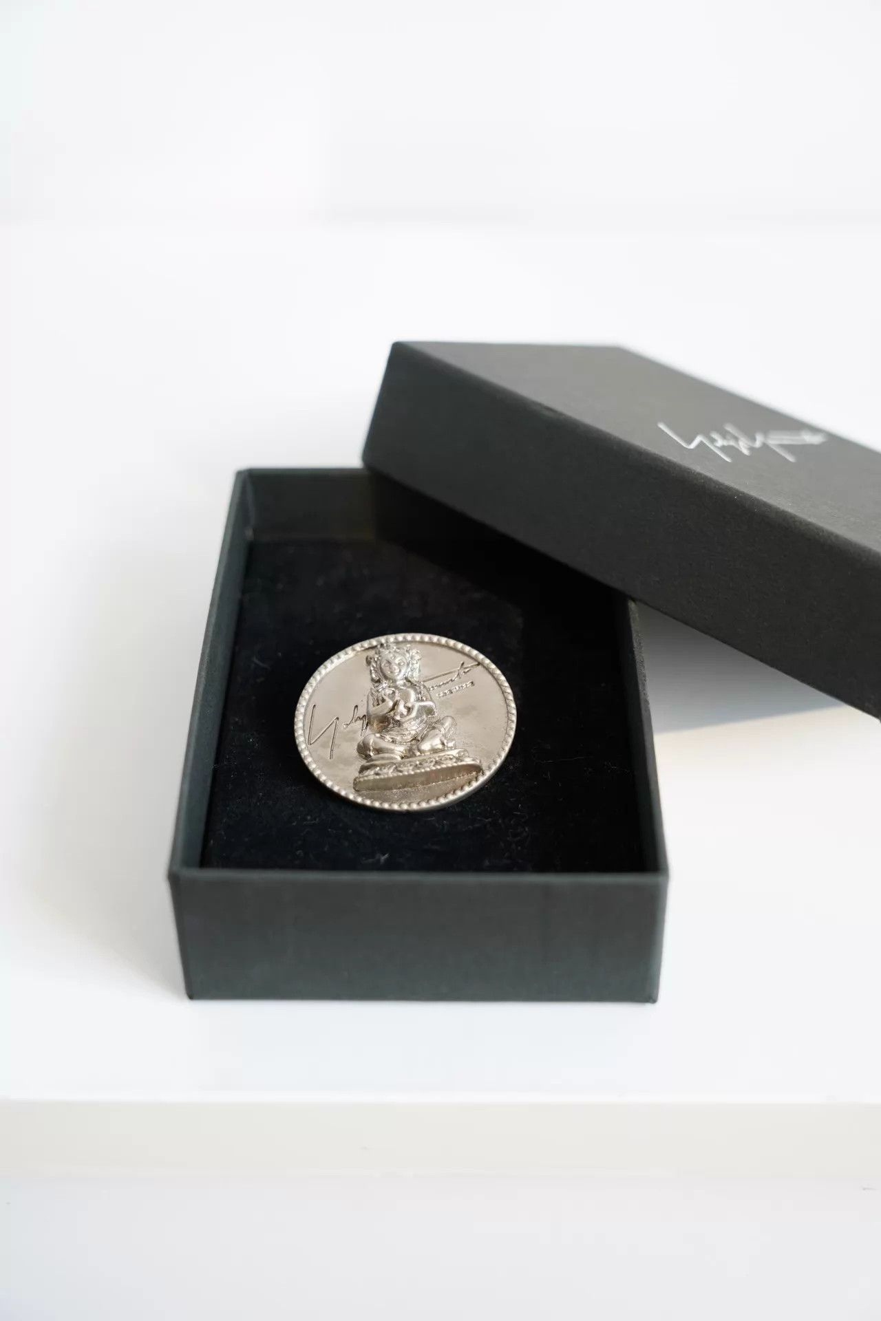 Yohji Yamamoto Yohji Yamamoto 18SS Buddha Statue Tin Alloy Brooch Size ONE SIZE - 1 Thumbnail