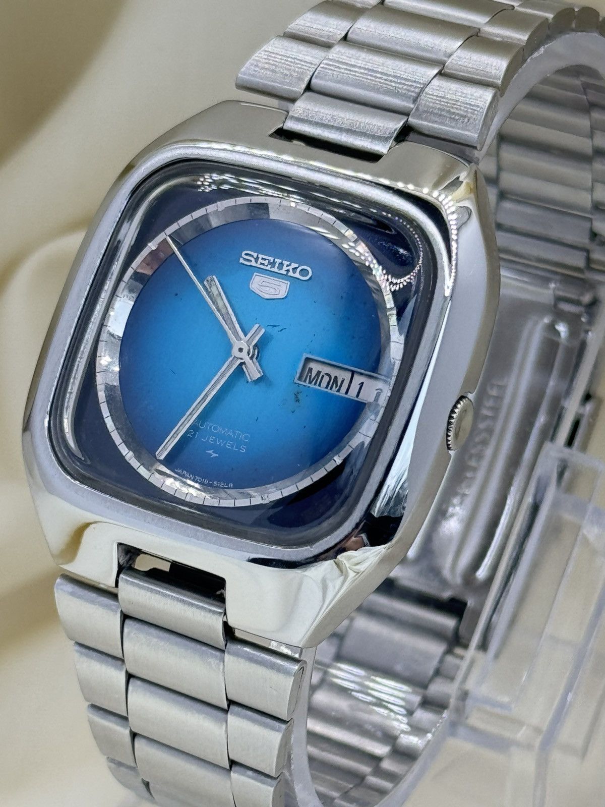 Seiko Seiko 5 Japan Vintage TV Case Blue Fade Dial 21J Automatic Size 36 - 5 Thumbnail