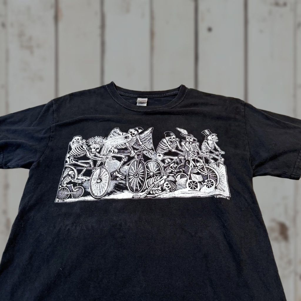 Gildan Day of the Dead Skeletons Bicycles Shirt Mens Medium Black Graphic Tesoros 1991 Size US M / EU 48-50 / 2 - 1 Thumbnail