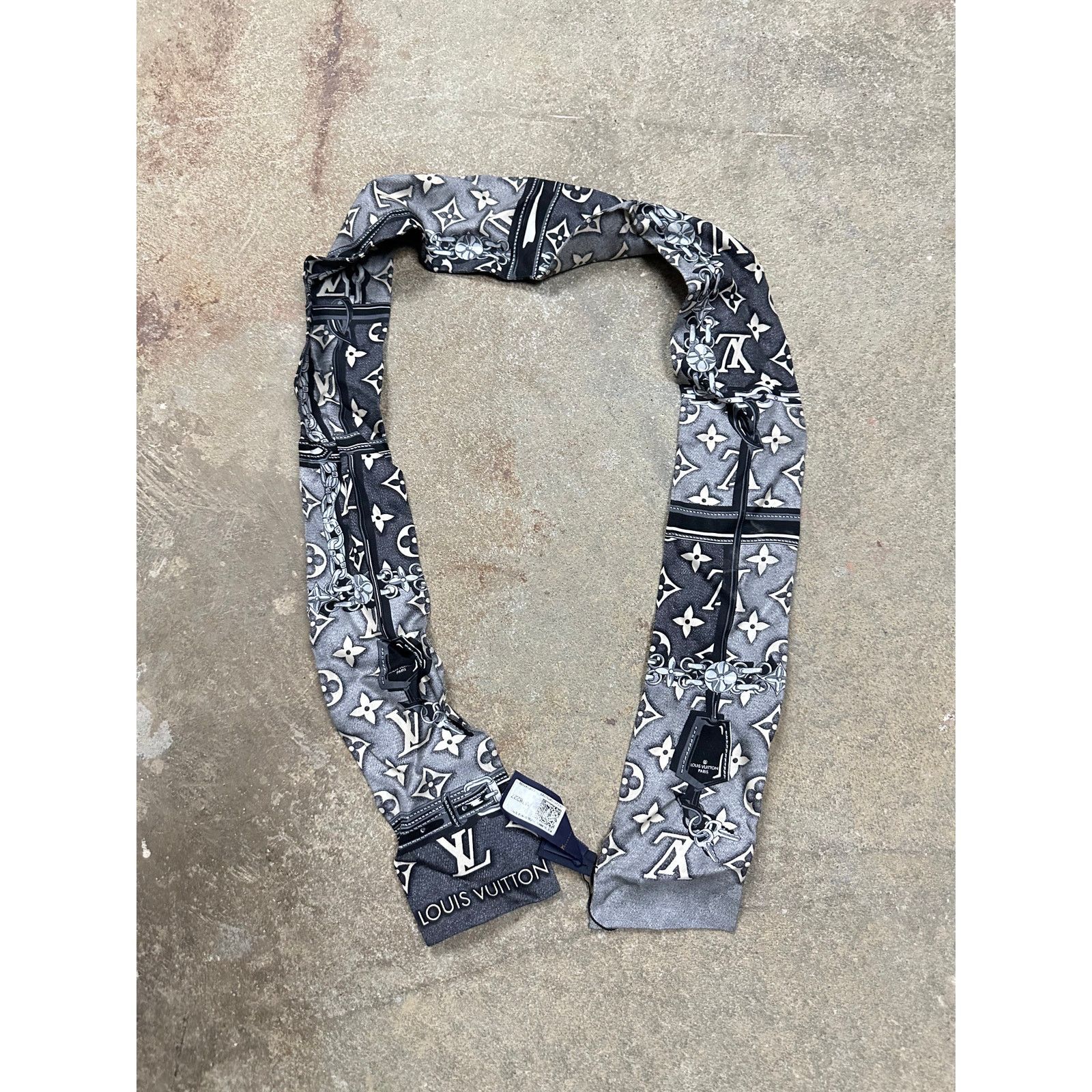 Louis Vuitton LV Monogram Scarf OS Used Size ONE SIZE - 1 Thumbnail