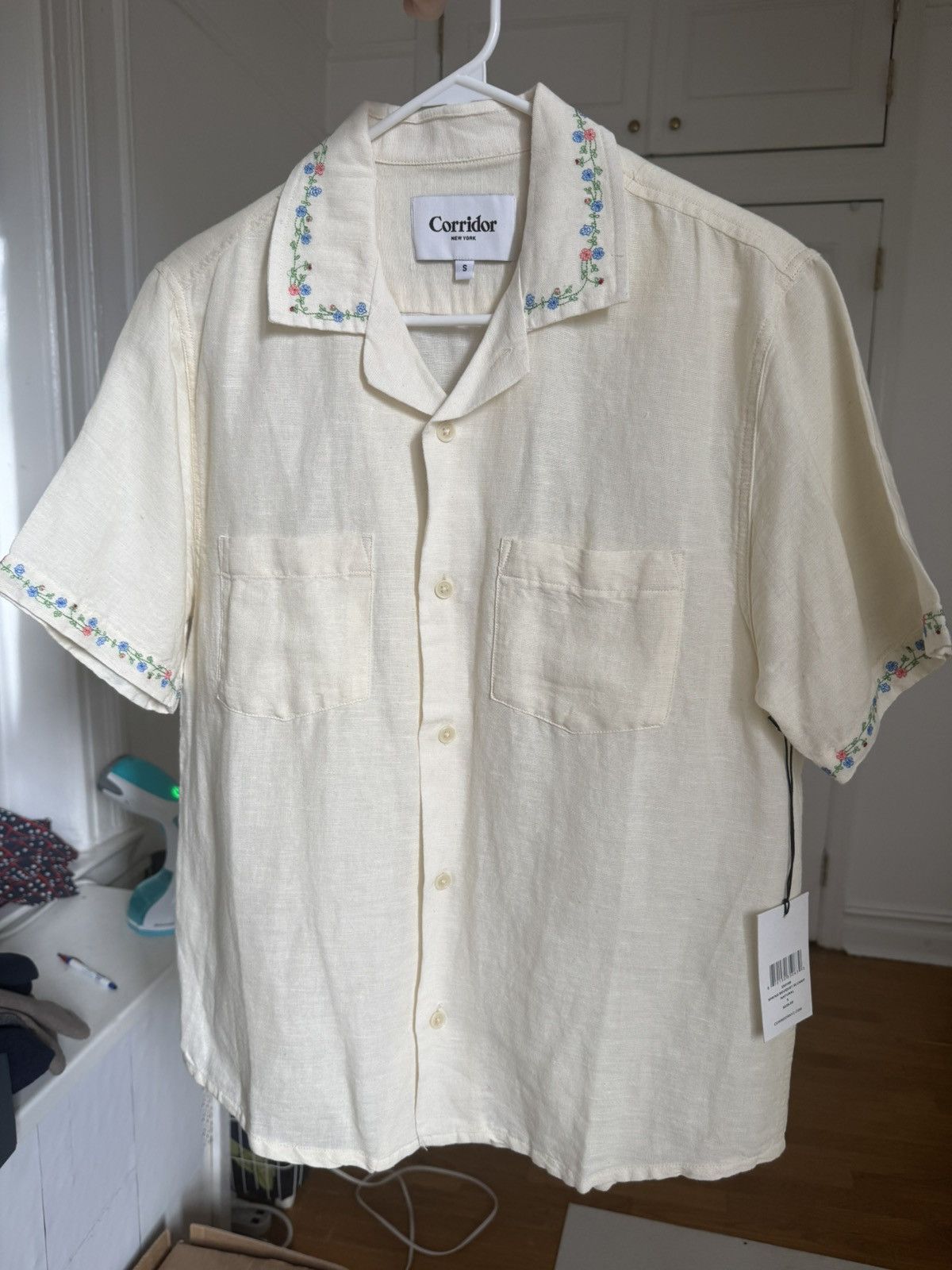 Corridor Corridor Spring Bouquet Vacation Shirt Small NWT Embroidered Size US S / EU 44-46 / 1 - 12 Thumbnail