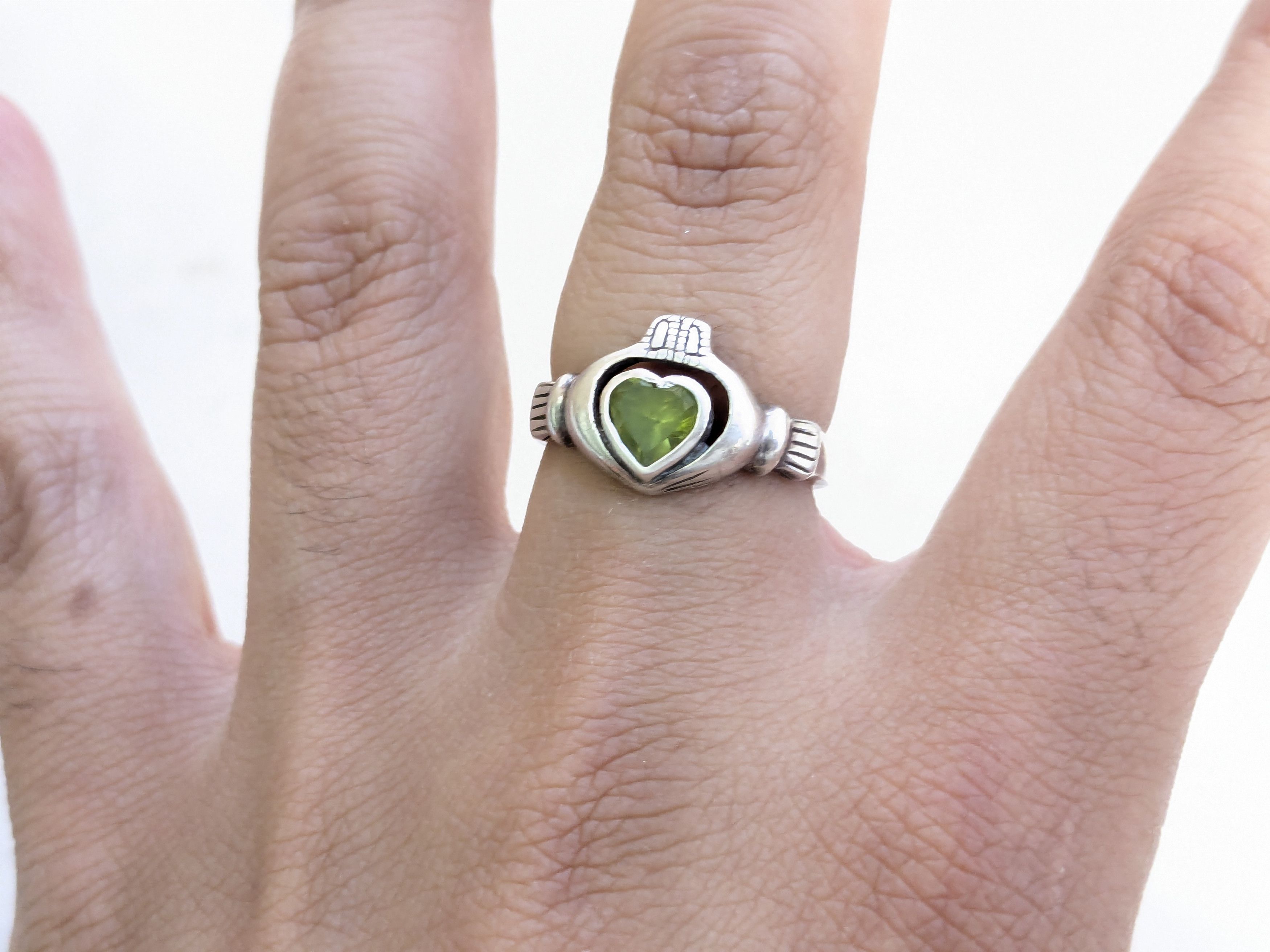 Jewelry Vintage Sterling Silver Ring Hearts Green Peridot 9 Band Size ONE SIZE - 11 Thumbnail