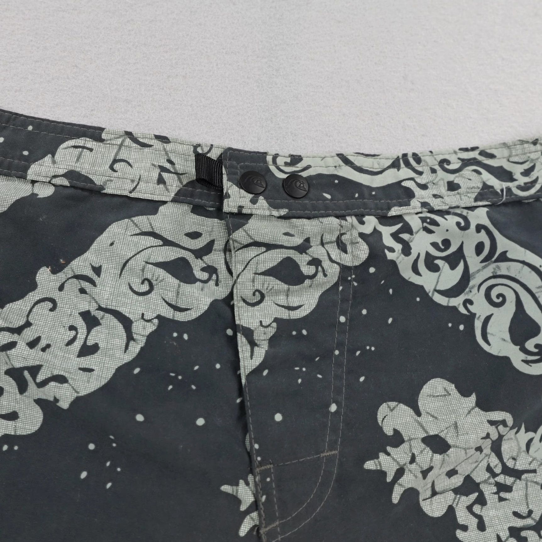 Quiksilver VINTAGE Quiksilver Board Shorts Mens 38 Swim Trunks Bathing Suit Gray Paisley 90s Surfing USA Mens Size US 38 / EU 54 - 2 Thumbnail
