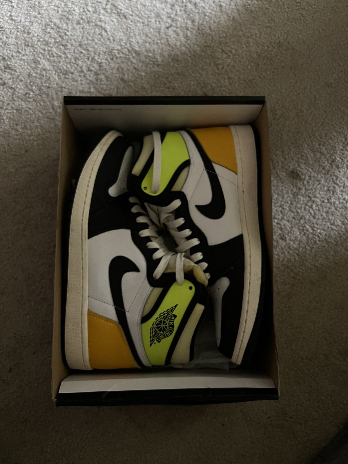 Jordan Brand × Nike Air Jordan 1 Retro High OG "Volt Gold" Size US 9 / EU 42 - 2 Thumbnail