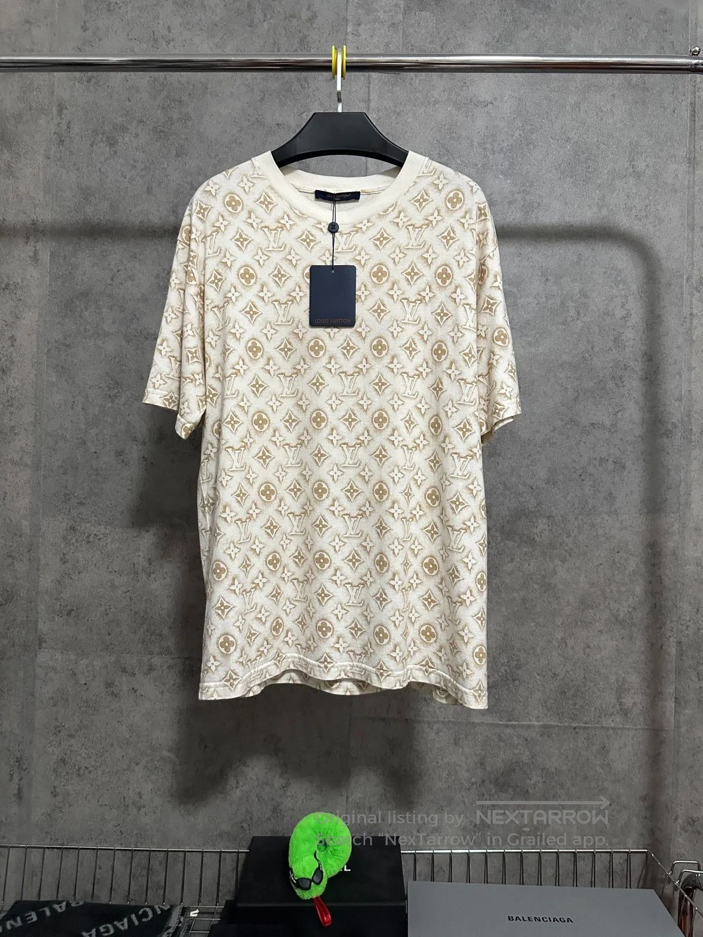 Louis Vuitton LV Logo All-over Print Round Neck T-shirt. Size US XL / EU 56 / 4 - 1 Thumbnail