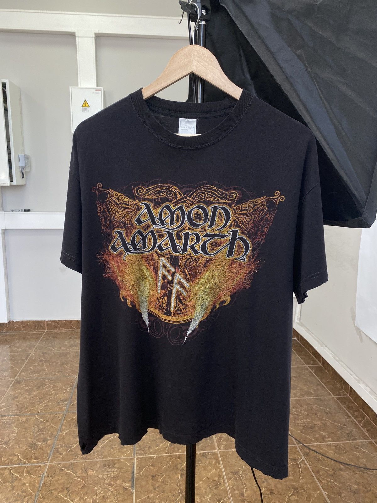 Band Tees 🇸🇪 Vintage 90s Amon Amarth Melodic Death Metal Distressed Tee Size US L / EU 52-54 / 3 - 1 Thumbnail