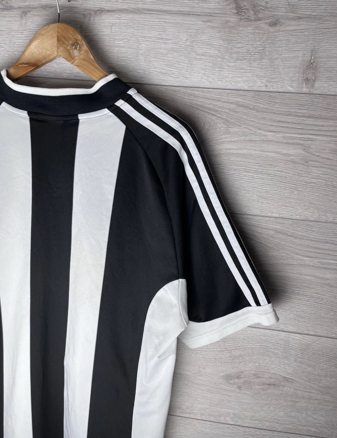 Vintage VINTAGE SOCCER JERSEYS ADIDAS NEWCASTLE UNITED SIZE L Size US L / EU 52-54 / 3 - 14 Thumbnail