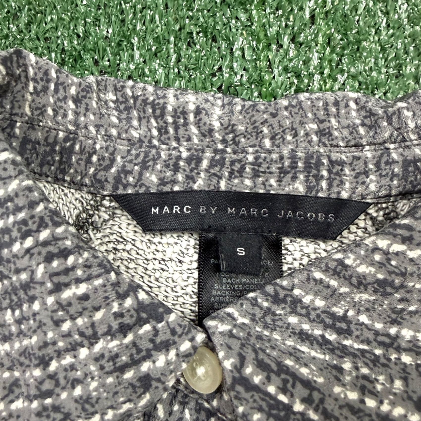 Marc by Marc Jacobs Marc by Marc Jacobs Button Up Shirt Women's S Gray Short Sleeve Geometric Casual Designer Button-Up Shirt Mens? Size S / US 4 / IT 40 - 2 Thumbnail