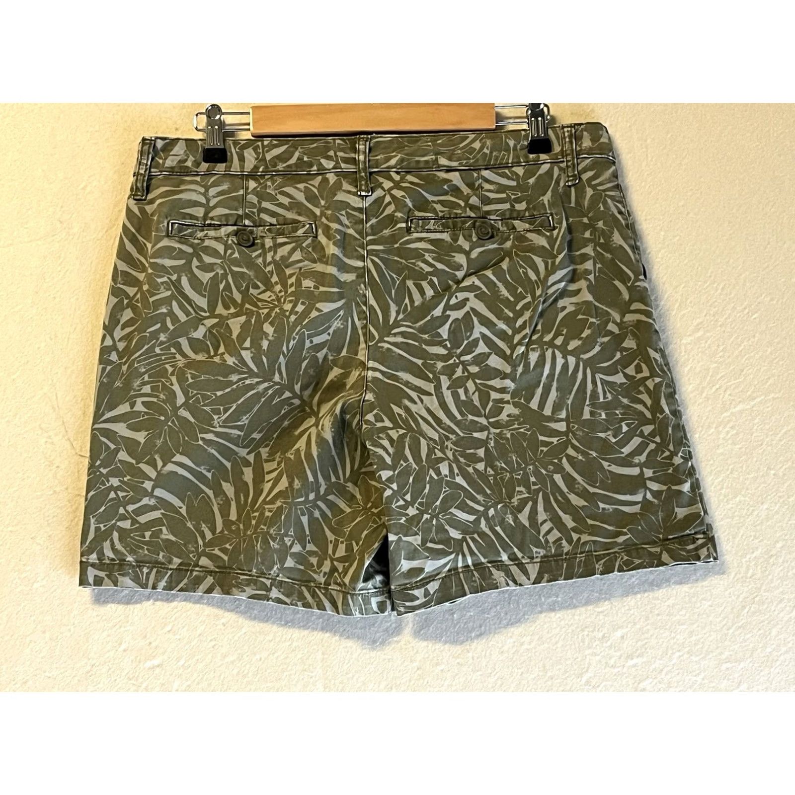 Vintage St. John's Bay Women’s Chino Short Palm Leaf Print Pockets Size 34-35 Green Regular Size 40" / US 18 - 2 Thumbnail