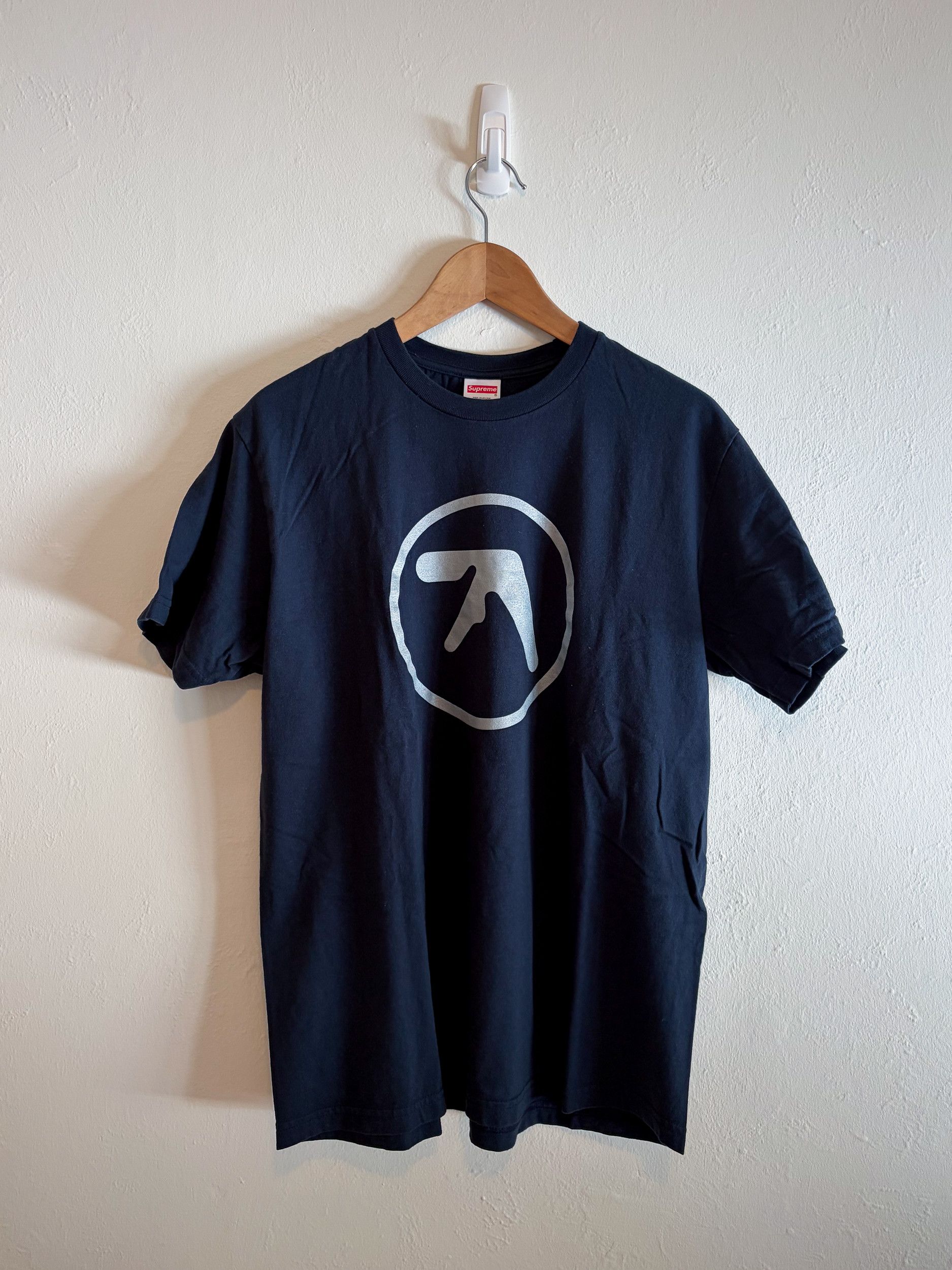 Supreme Aphex Twin Ambient Works Tee Navy S/S 25 - www.disolcolor.com
