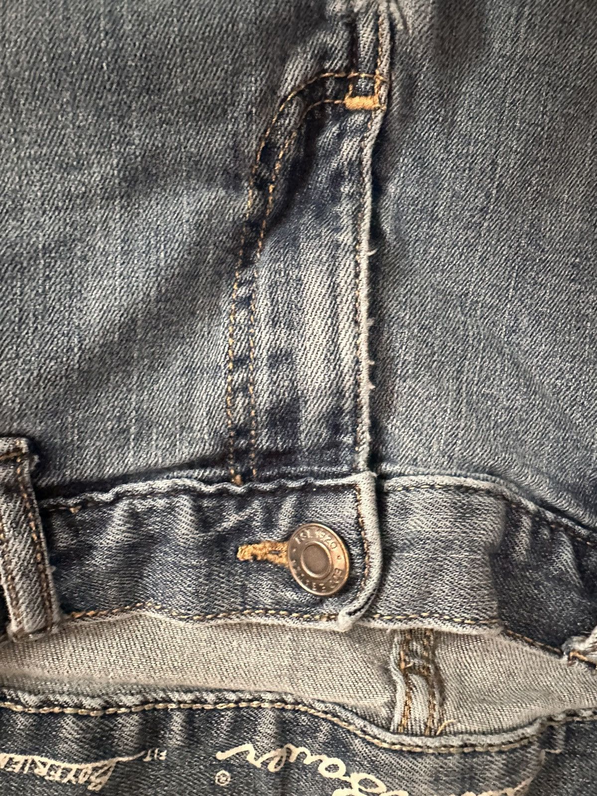Eddie Bauer Boyfriend fit Eddie Bauer light wash denim Size 32" / US 10 / IT 46 - 2 Thumbnail