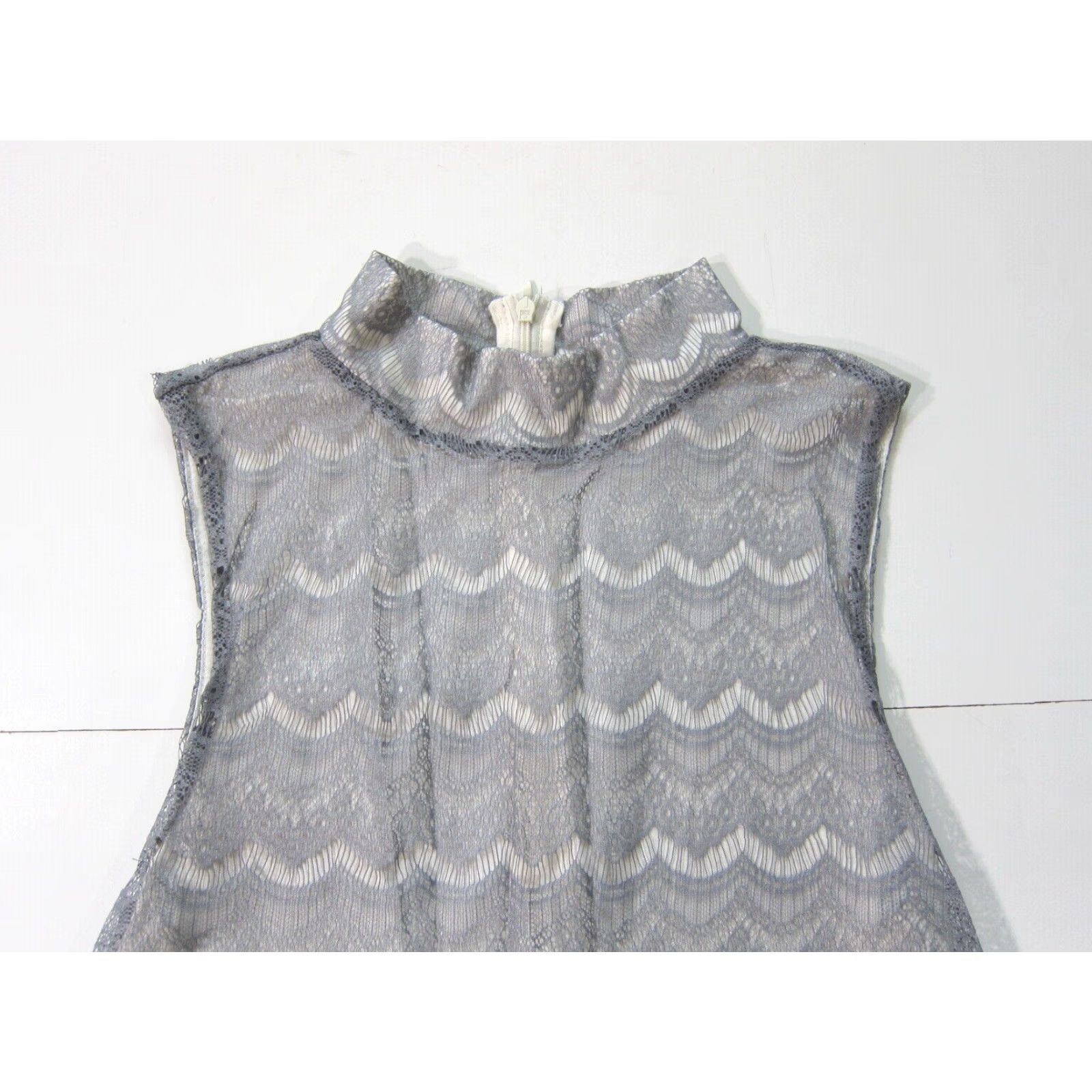 Banana Republic Banana Republic Grey Lace Stretch Mock Neck Sleeveless Blouse Top Shirt Women XS Size XS / US 0-2 / IT 36-38 - 5 Thumbnail