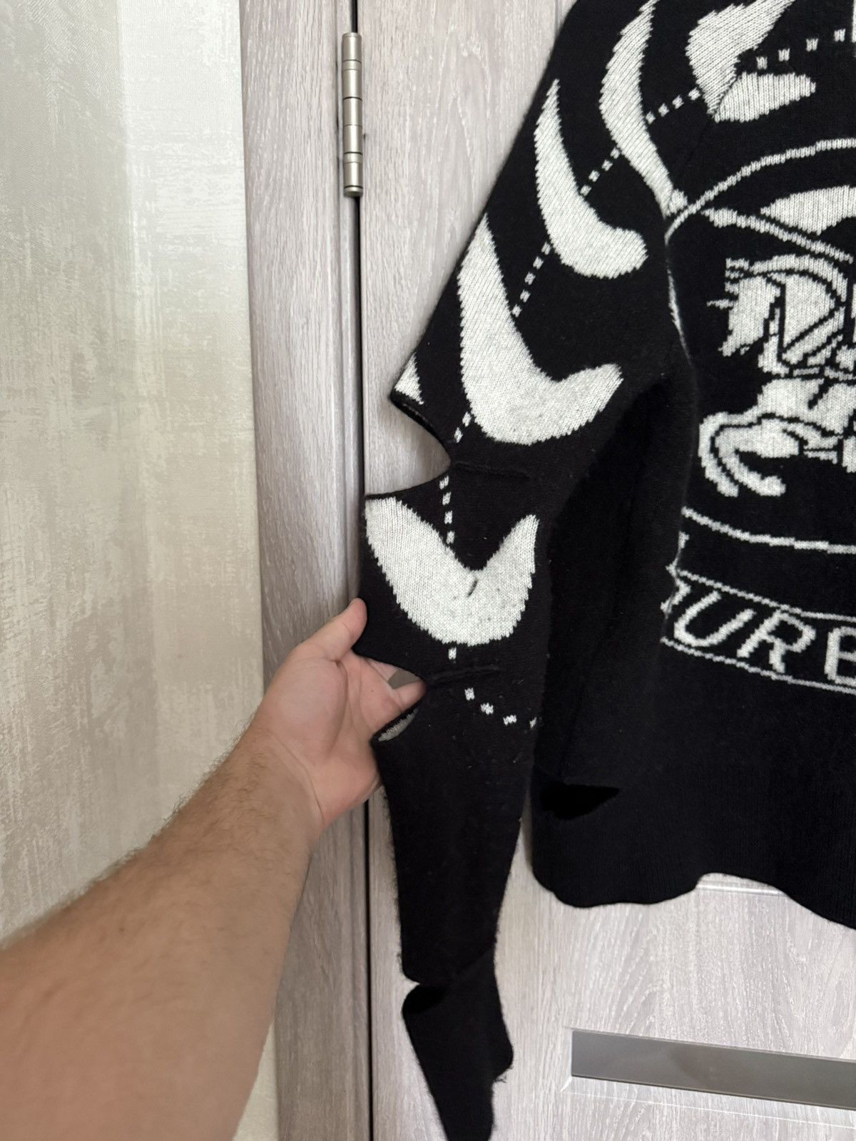 Burberry Burberry Merino Wool Cashmere Logo Intarsia Cut Out Sweater Size S / US 4 / IT 40 - 8 Thumbnail