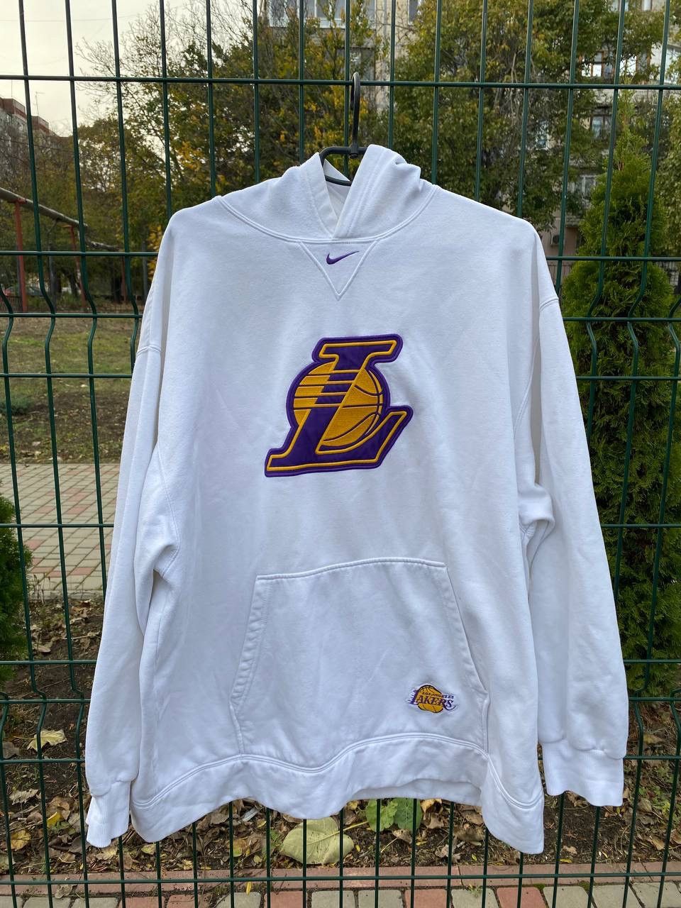 Image of L A Lakers x Nike Vintage Nike Team 90's X La Lakers Nba Team Pullover in White, Men's (Size 2XL)