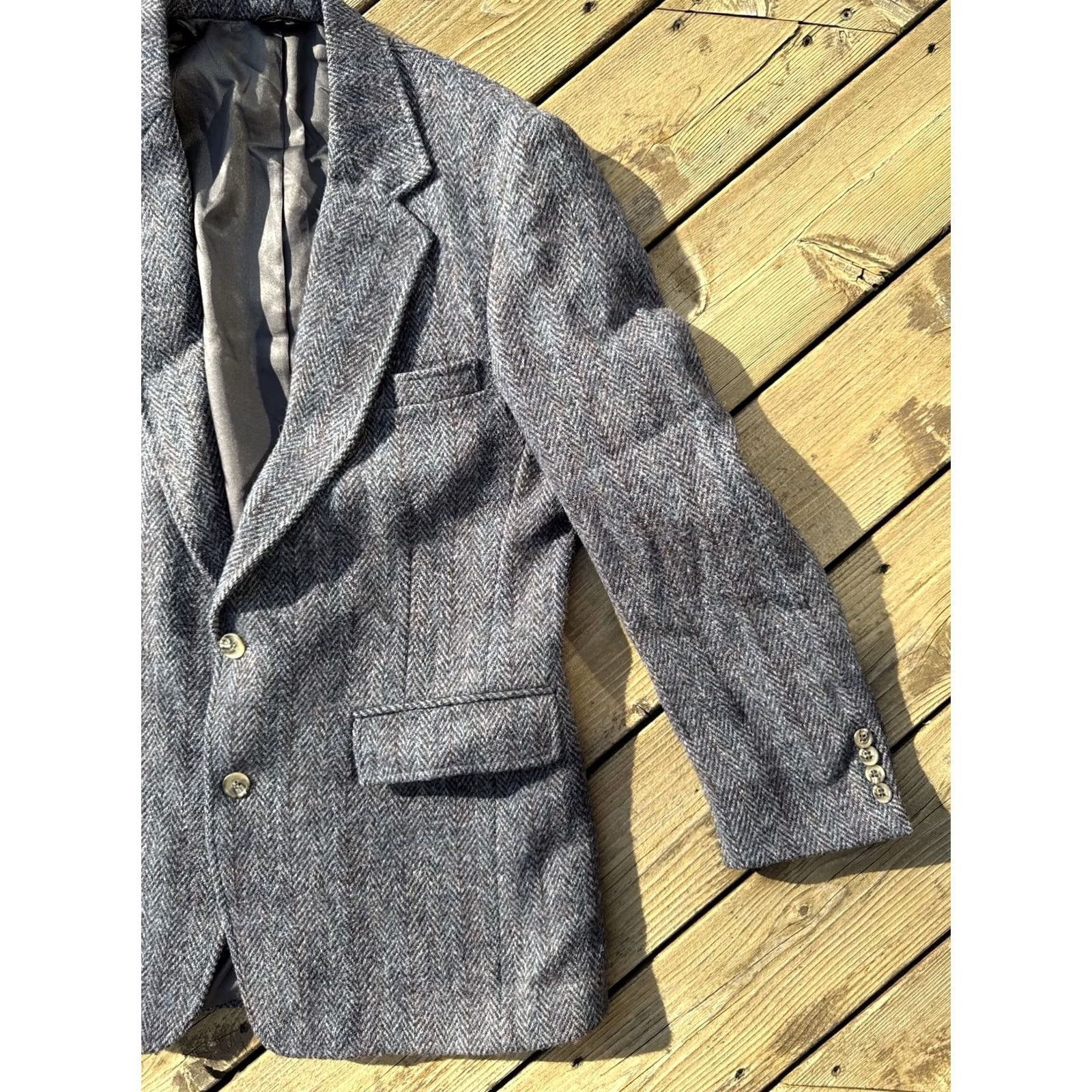 Harris Tweed VINTAGE Harris Tweed Blazer 44R Wool Sport Coat Herringbone Gray Notch Lapel Single-Breasted Two-Button US Made, Coat, Men, Wool, 44, Vintage, 44R Size 44R - 3 Thumbnail
