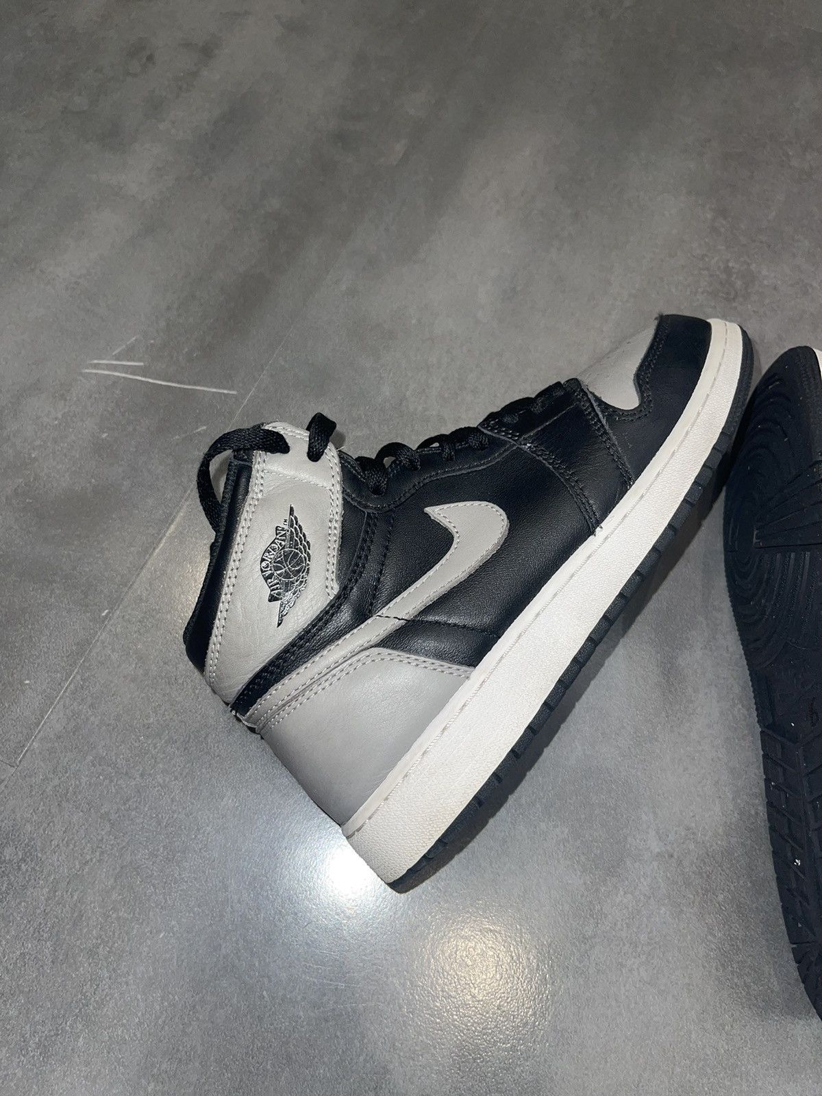 Nike 6Y SS18 Nike Jordan 1 Retro High Shadows (GS) Sneakers Size US 8 / IT 38 - 10 Thumbnail