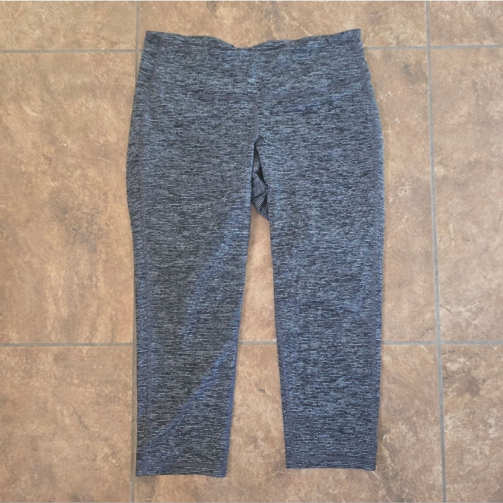 Old Navy Grey Striped | OLD NAVY | Fitted Athletic Capri Size 34" / US 12 / IT 48 - 1 Thumbnail