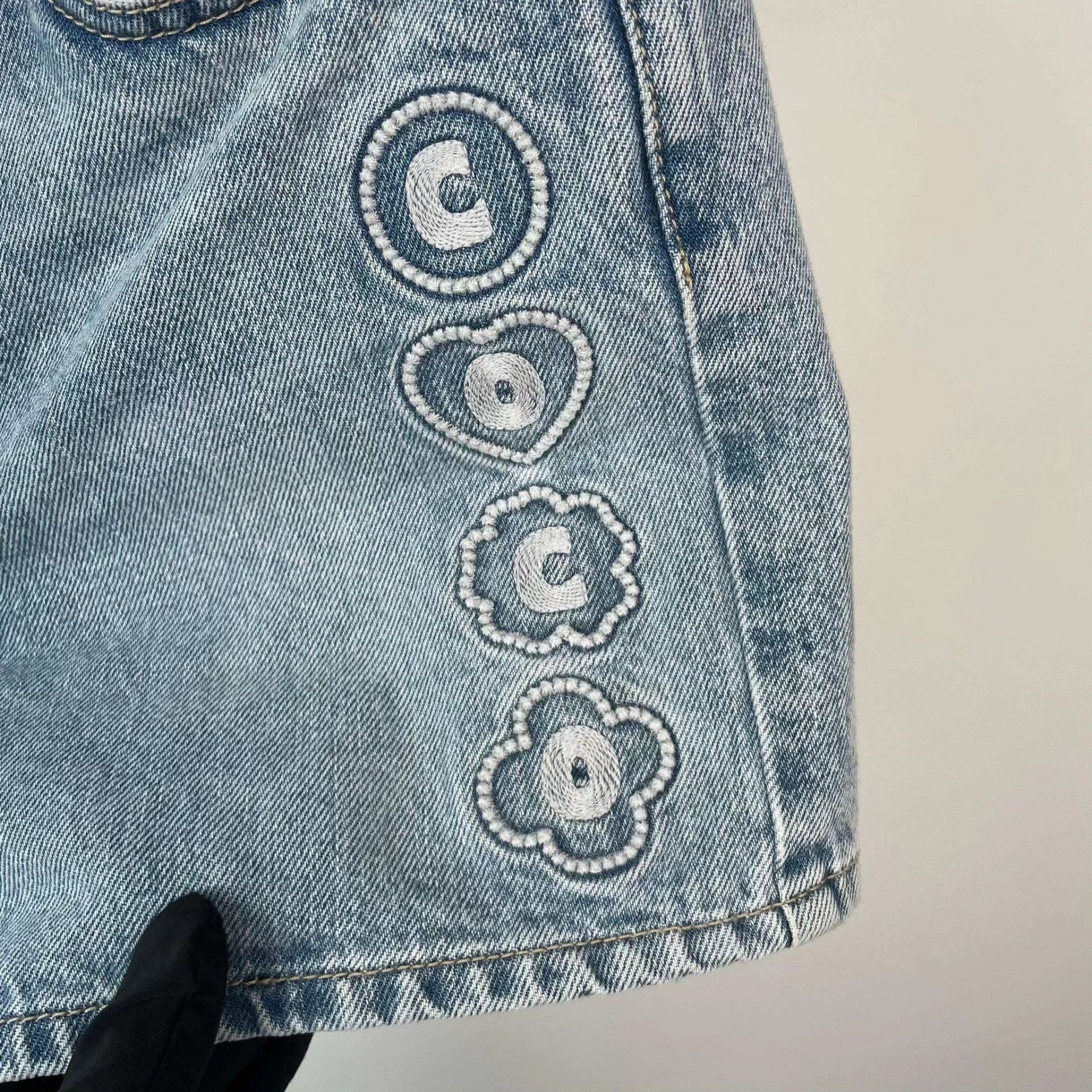 Chanel Chanel 25M Mcoco Beach Denim Short 34 A Grade Size 25" / US 0 / IT 36 - 5 Thumbnail