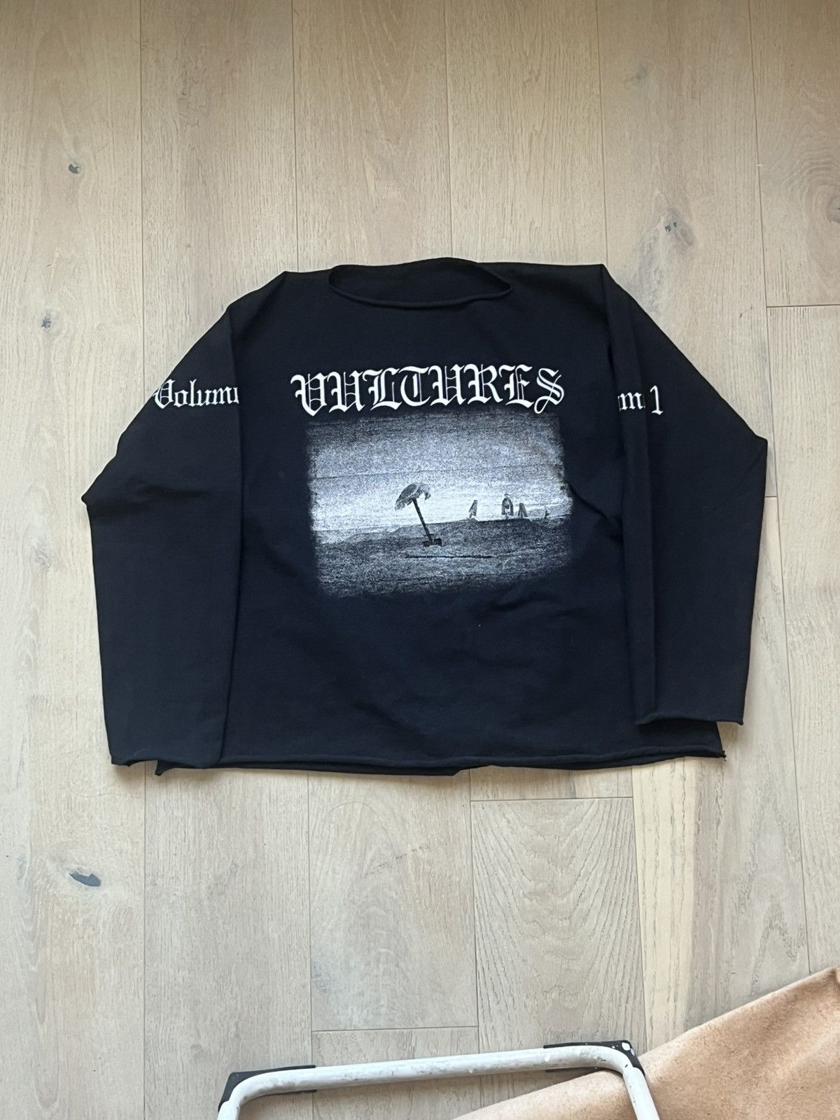 Yeezy Yeezy Vultures small longsleeve t shirt black size 1 Size US S / EU 44-46 / 1 - 1 Thumbnail