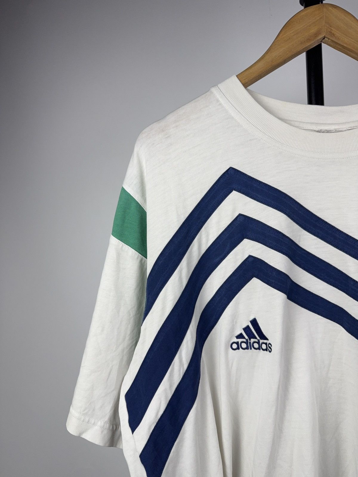 Adidas Retro Adidas Vintage 90s White T-Shirt Chevron Stripe Logo Size US L / EU 52-54 / 3 - 3 Thumbnail