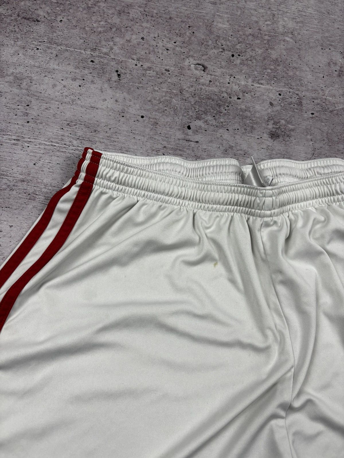 Adidas Adidas x Munchester United soccer shorts size XL Size US XL / EU 56 / 4 - 2 Thumbnail