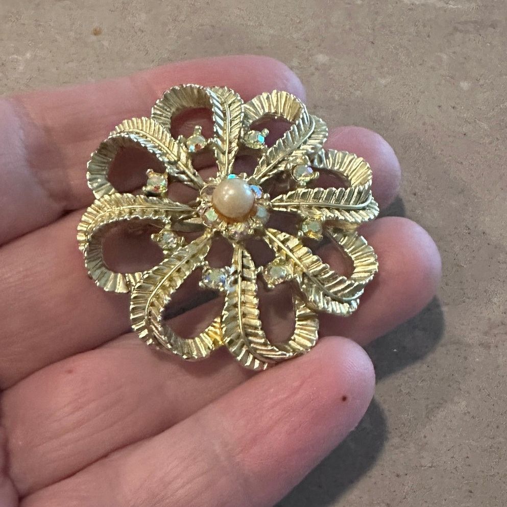 The Unbranded Brand Vintage Gold Tone Filigree Flower Brooch Size ONE SIZE - 6 Thumbnail