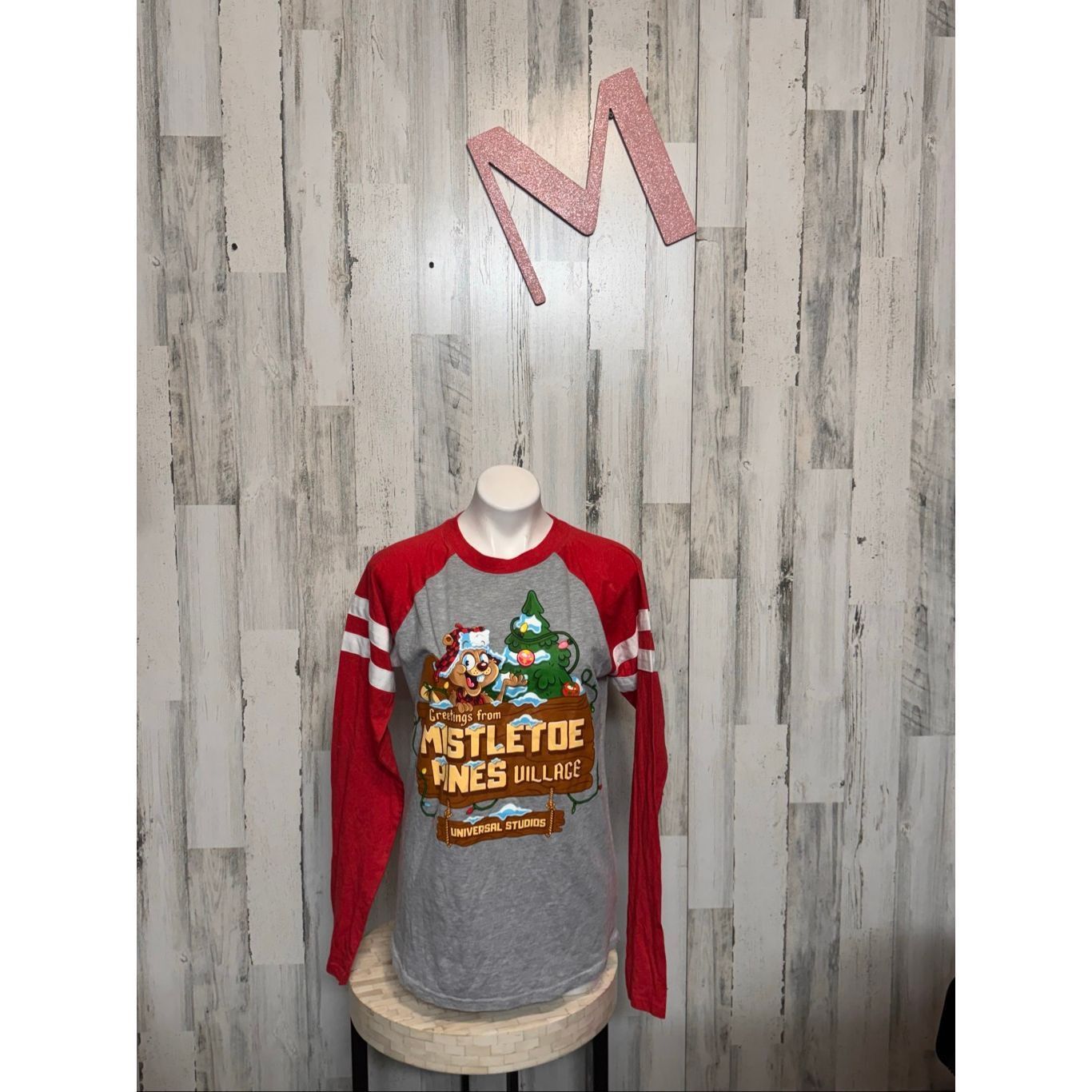 Universal Studios Universal Studios Mistletoe Pines Village Christmas Raglan Tee – Size Medium Size M / US 6-8 / IT 42-44 - 4 Thumbnail