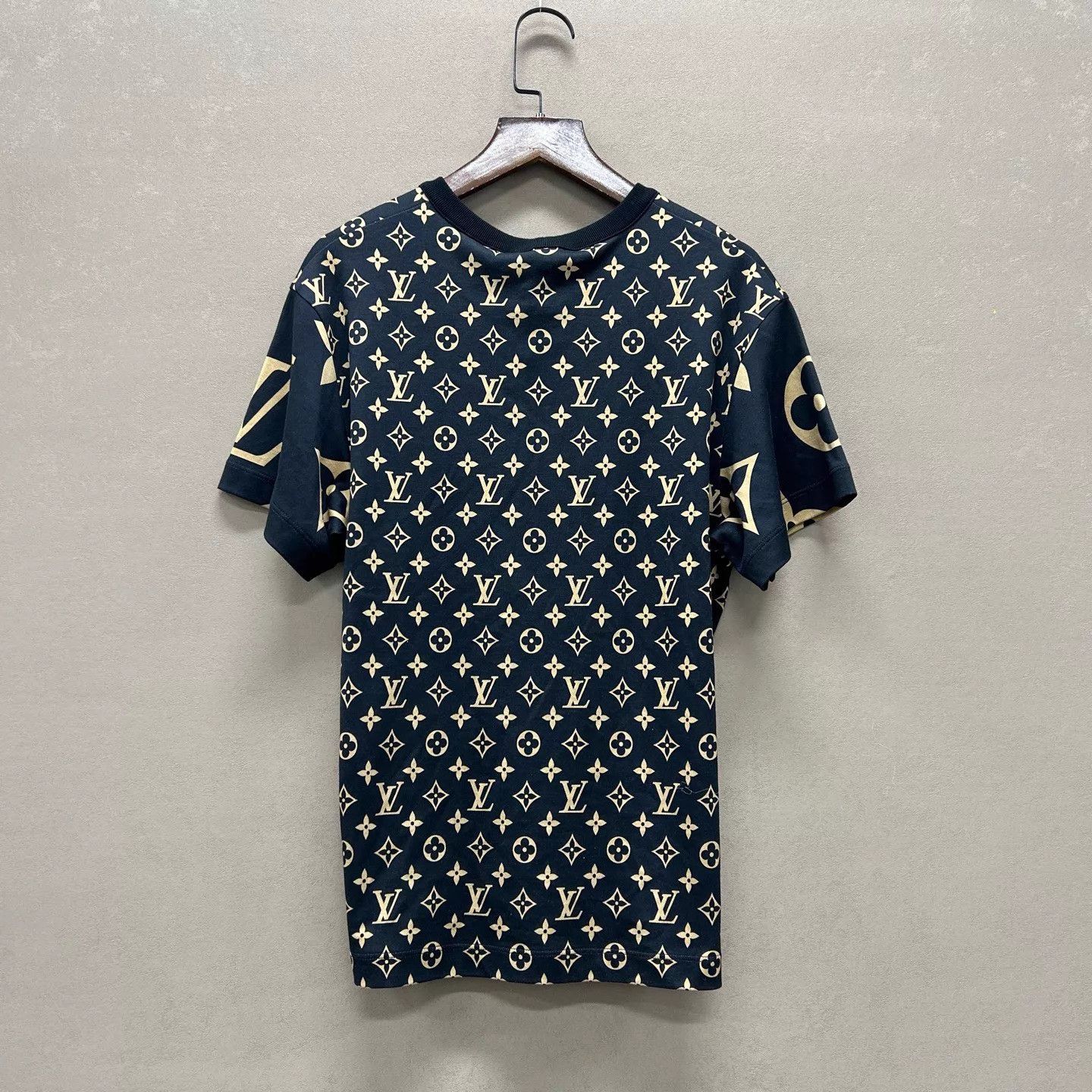 Louis Vuitton LV BNWT Black Gold Monogram AOP SS Tee S Size S / US 4 / IT 40 - 2 Thumbnail